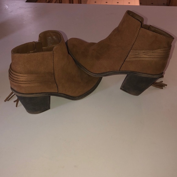 4/$35 Brown high heel boots. Size (8) in women’s. - Picture 2 of 6